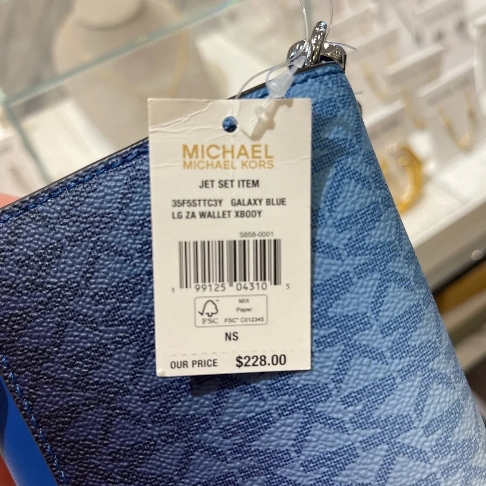MICHAEL KORS Jet Set Large Ombré Signature Logo Crossbody Bag
Galaxy Blue
NWT - Picture 9 of 16